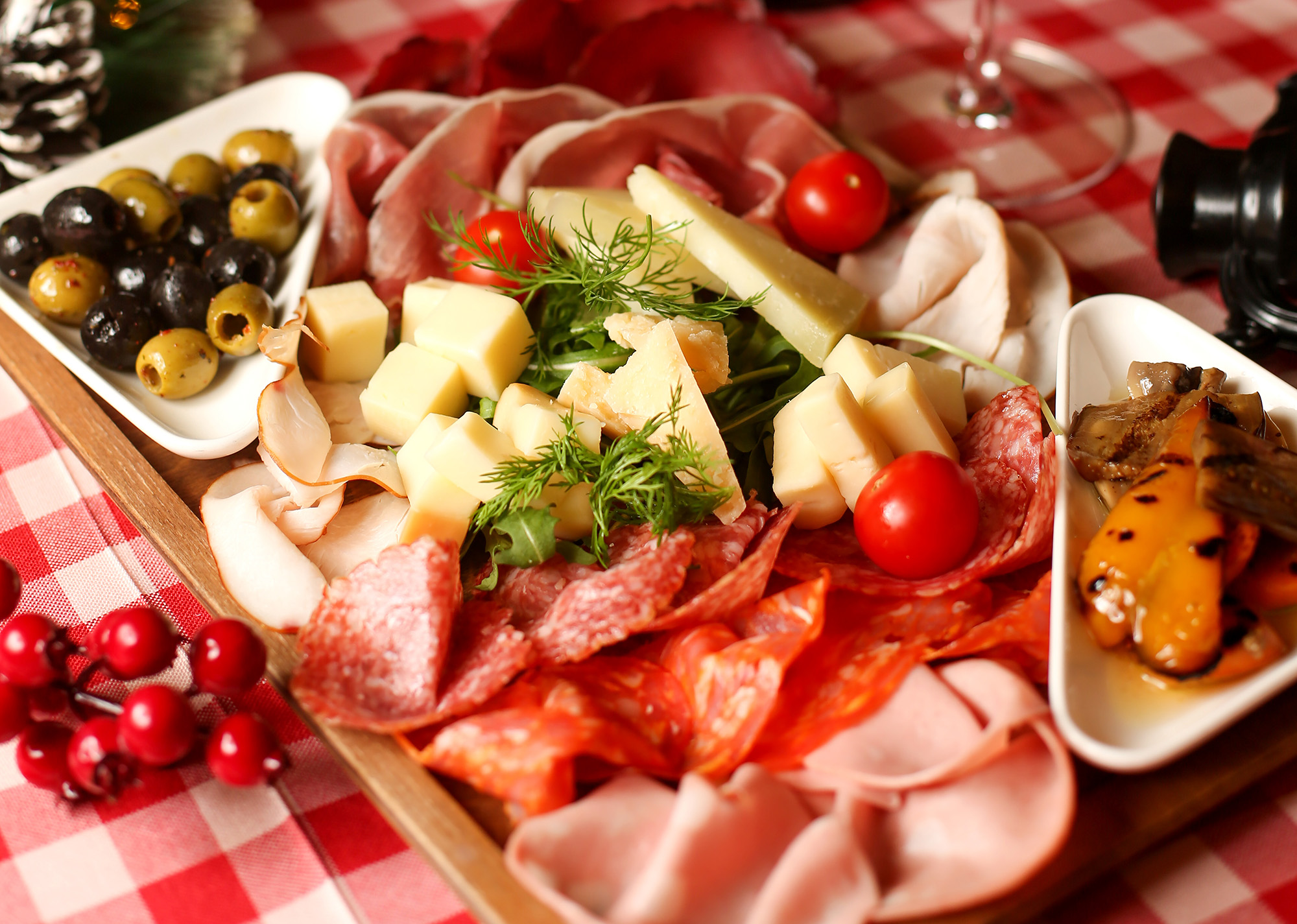 Cheese board กับ Charcuterie board แตกต่างกันอย่างไร