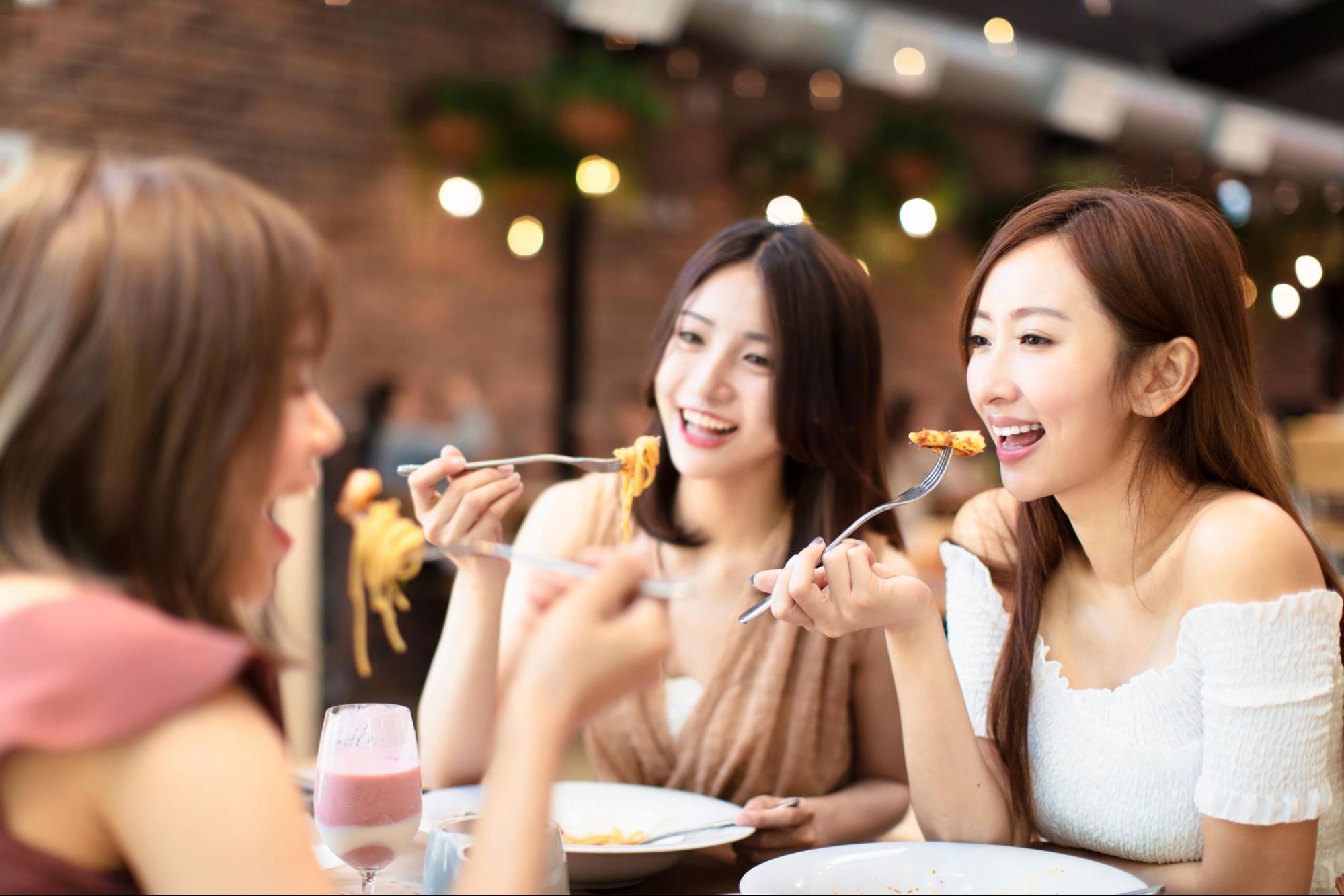 ศูนย์อาหาร KINNIE PLAYNiE FOODCOURT เดอะ สตรีท รัชดา เหมาะกับใครบ้าง